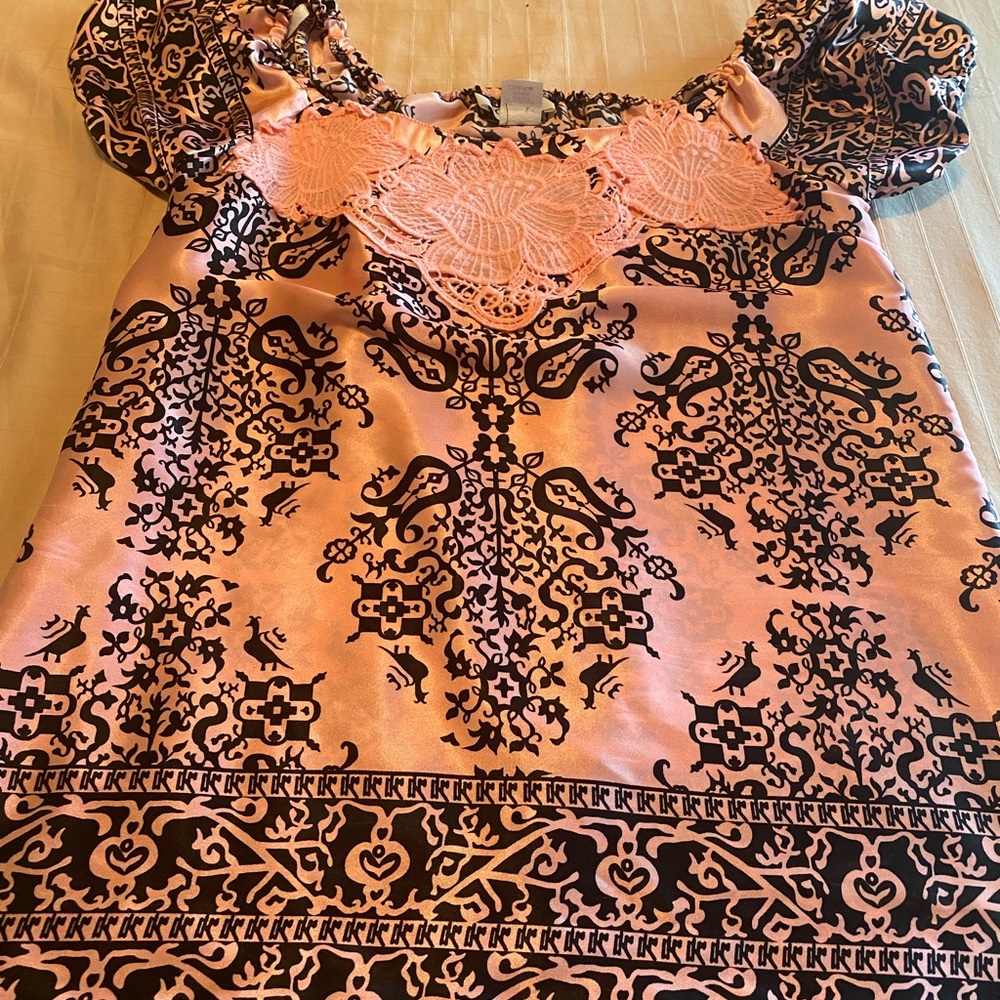 Woman’s poly/satin puff sleeve top